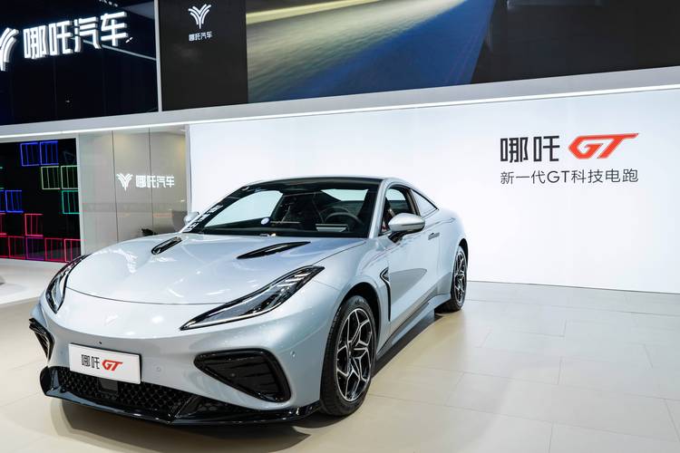 重庆188哪吒汽车在智能汽车领域的表现，领途汽车在新能源汽车市场中的影响力